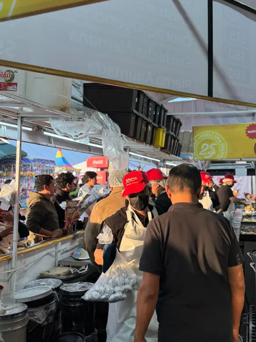 Clientes esperando su pedido en la barra del stand de La Alemana