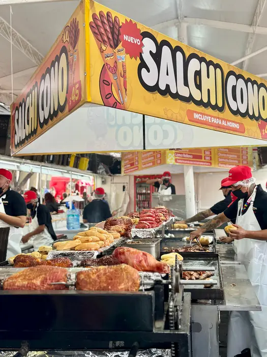 Vista amplia del letrero Salchi Cono y la barra de preparación en plena feria