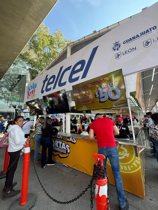 Exterior del Foro Telcel de la Feria de León con el stand de Tortas La Alemana