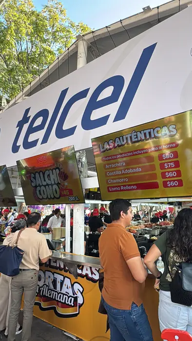 Lona con los precios de las auténticas Salchi Cono y Tortas La Alemana