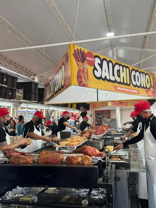 Equipo completo de La Alemana atendiendo la plancha del stand