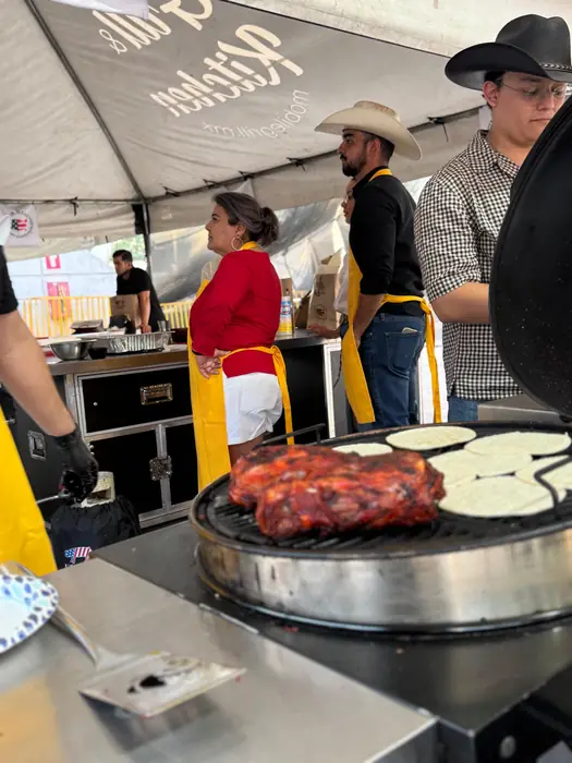 Costillas glaseadas y tortillas cocinándose en la plancha durante la demostración