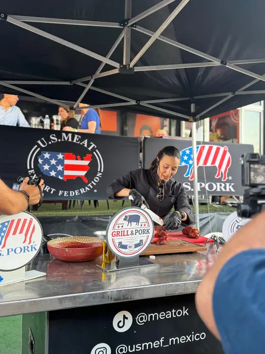 Demostración de parrilla bajo la carpa de la U.S. Meat Export Federation