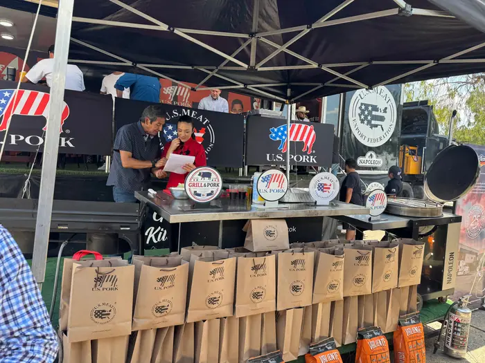 Estación de asadores lista para la clase de parrilla del festival