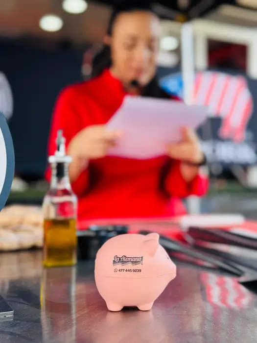 Presentadora conduciendo la dinámica del festival frente al público