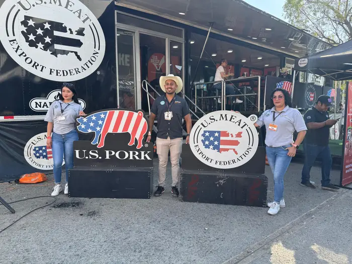 Acceso al pabellón de la U.S. Meat Export Federation con el equipo del evento