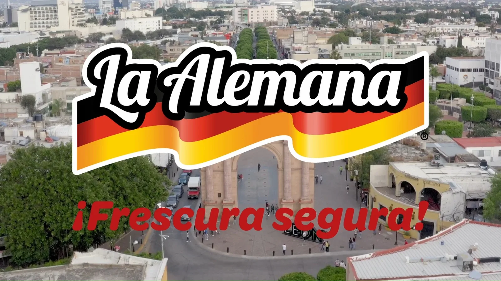 Logotipo de La Alemana sobre una vista aérea de León, Guanajuato